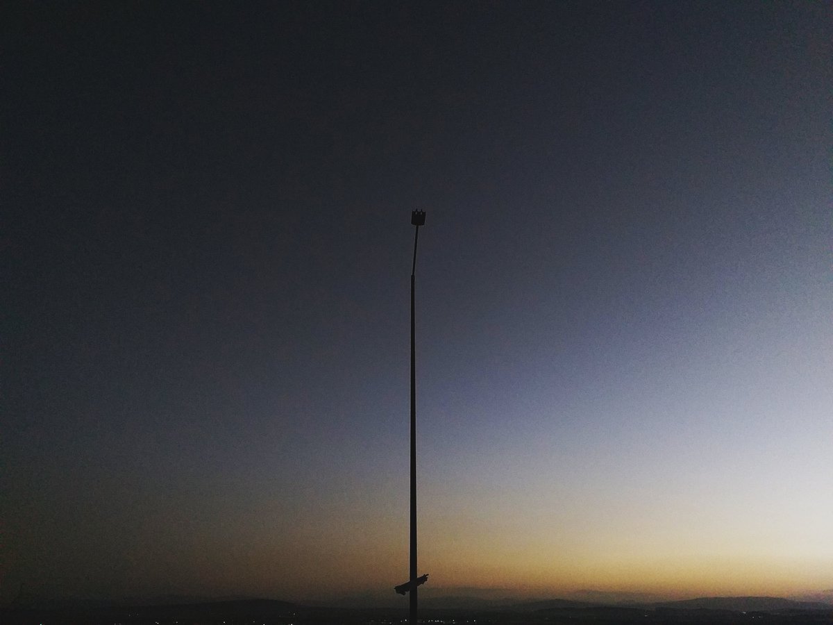 evivas_g's tweet photo. Se quedan parados y callados los postes metálicos.

Entre cada escenario propio.

Más en https://t.co/fk4VYVw6F3

#errando #blogdelerrante #arquitectura #fotografo #architecture #photography #photographylovers https://t.co/7ee6dn74AN