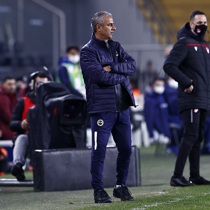 İsmail Kartal Kenardan Takıma Taktik Veriyor