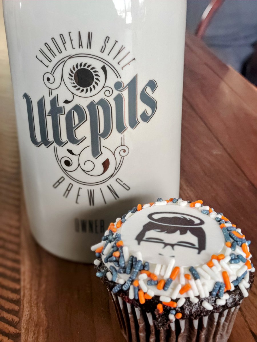 DanielJustesen's tweet photo. 5th Anniversary comes with a cupcakes. Take a bite of Ewald. #EwaldtheGolden #AsTheBuzzBuilds @UtepilsBrewing https://t.co/gsFCiGBtJp