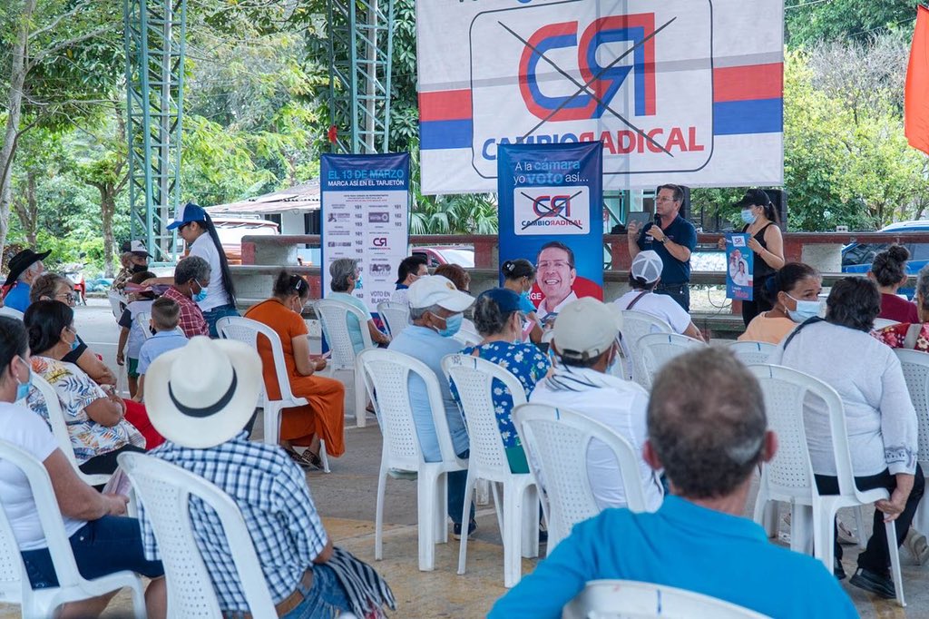 JorgeOvidioCruz's tweet photo. Iniciamos nuestras reuniones enseñando a las personas de la vereda San Isidro, la manera correcta de votar en el tarjetón el próximo 13 de marzo #YoVotoCambioRadical #jorgeovidio #Dorado #ElEquipoDelMeta https://t.co/9qmOuY5tcY