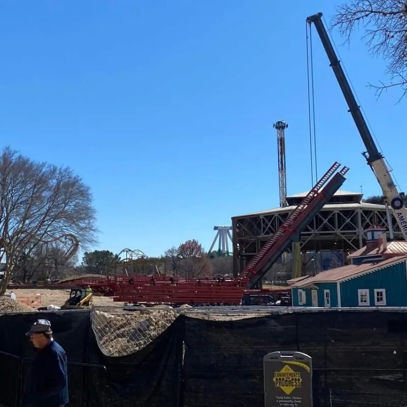 Coastercrew's tweet photo. Construction is moving along on Dr. Diabolical’s Cliffhanger! It is set to open in the summer of 2022. @SF_FiestaTexas
📸 @matt_warda
#rollercoaster #steampunk #sixflags #moreflagsmorefun🚩🚩🚩🚩🚩🚩 https://t.co/eJZ9Nh2eCO