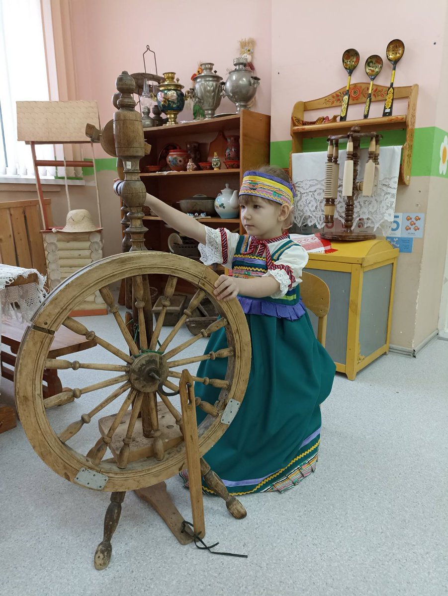 В мини-музее «Горница», организованном педагогами и родителями в нашем дс собраны материалы по традициям и обычаям русского народа.Вос-ль Мельникова Е.А.,вместе с воспитанниками, участвуют в познавательном квесте"Путешествие в русскую избу".