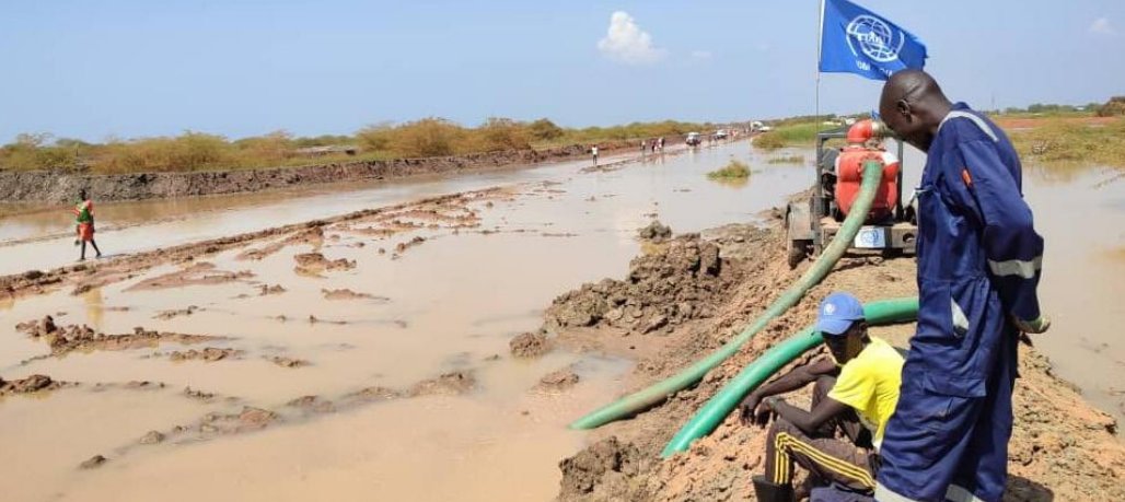 IOMSouthSudan's tweet photo. To keep IDP camps safe, #CCCM conducts regular drainage maintenance by removing silt and pumping the water of the main channel.
Read more in the Q4 Report👇
https://t.co/uBWvN3cF0L https://t.co/VkLzO48Hlq
