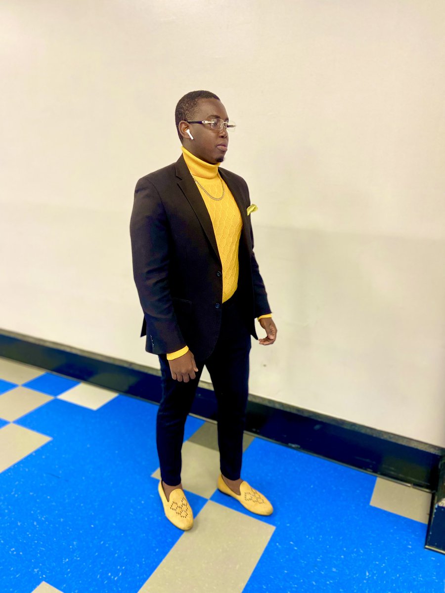 witchycadet's tweet photo. I know who was there & I know who wasn’t!!!!⚠️
#lookingfine😌
#negkafou💯
#graduationday🎓 https://t.co/pvMsSKBO8w