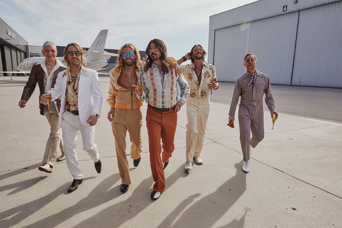 foofighters's tweet photo. #deegees #lovediesyoung #chasingbirds #whatdrivesus https://t.co/eOM15qml55
