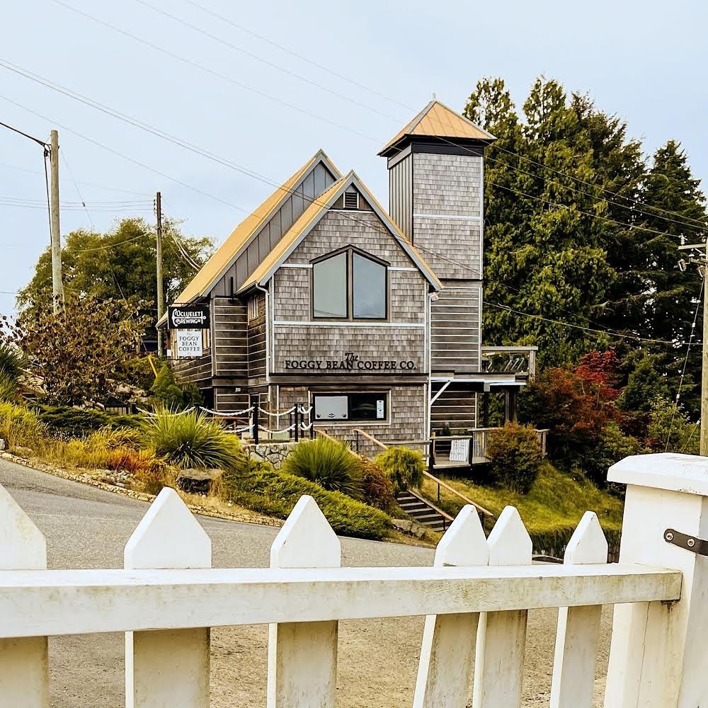TourismVI's tweet photo. Where do you like to get your caffeine fix on Vancouver Island? ☕
Pictured is a former church in @TourismUcluelet, now home to Foggy Bean Coffee's coffee bar &amp; roaster (take-out window) &amp; the two-storey @BrewUkee. 🍺

📍  1601 Peninsula Rd
📸  @TourismUcluelet https://t.co/cQiLdF984m