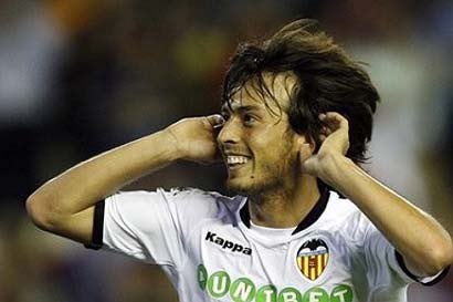 HugoBallester's tweet photo. Mañana vuelve a Mestalla la mejor zurda que ha dado este país. Un genio cincelado en Paterna que conquistó el mundo a base de amagos, pisadas, asistencias, goles y trabajo. El ‘21’ mágico regresa a casa. Honor, @21LVA https://t.co/rSvaTTc005