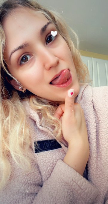 Valentine&rsquo;s Day is already on my mind so I had fun painting my nails this morning ☕️🥰💓💅🏻🌞  See more on