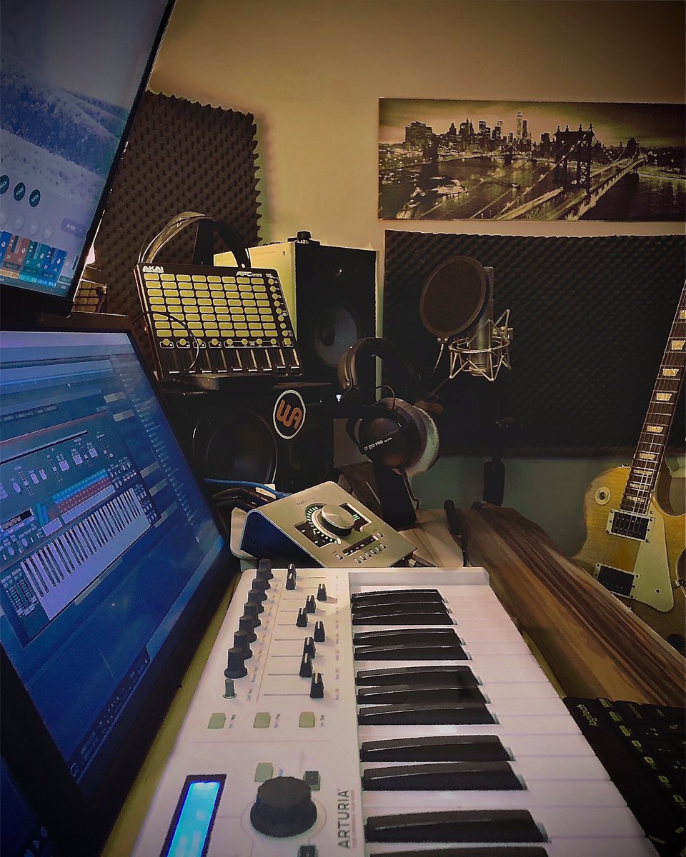 Saturday Vibe 😎💥🎹 #musicproducer #beatmaker #musicstudio #beatstars #guitars #apollotwin