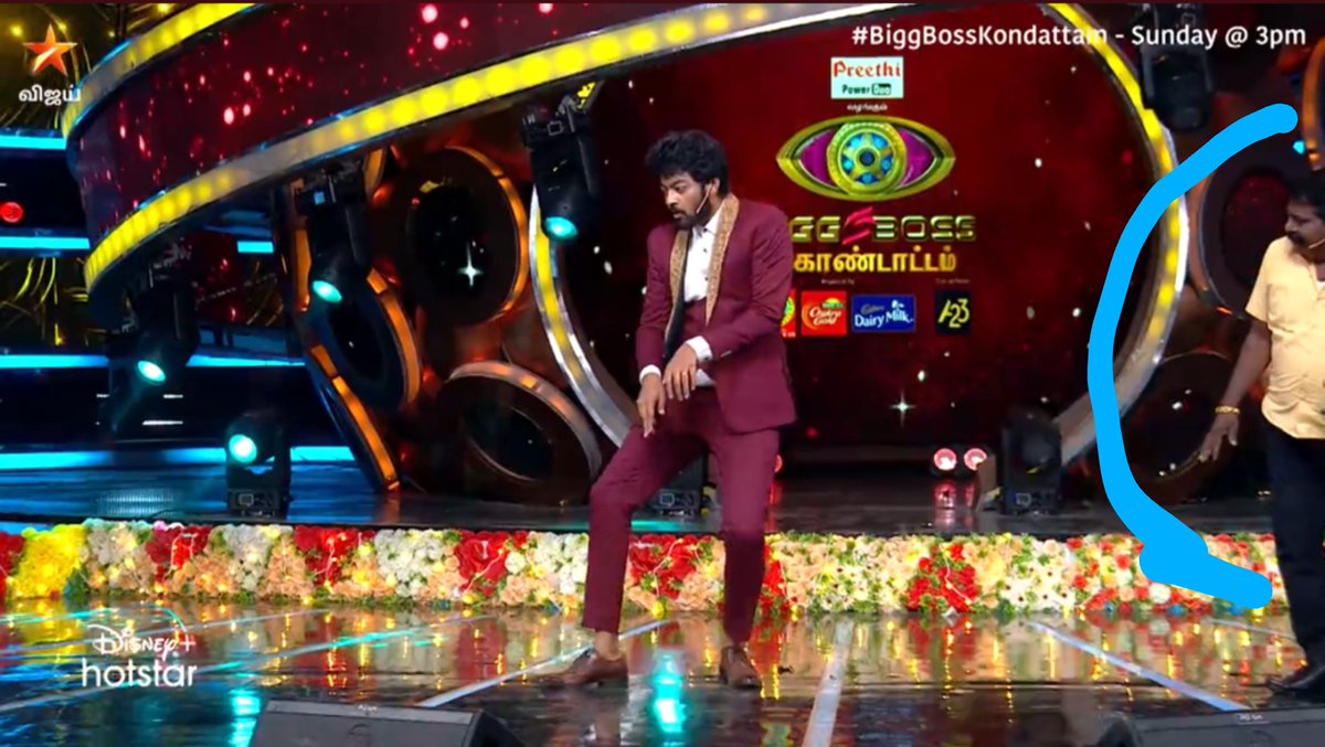 Rajubhaifans's tweet photo. #Annachi look 😉

#Raju oda vera level #varun dance 

#BiggBossTamil #BiggBossKondattam #RajuWinningHearts https://t.co/lxnPro92TS
