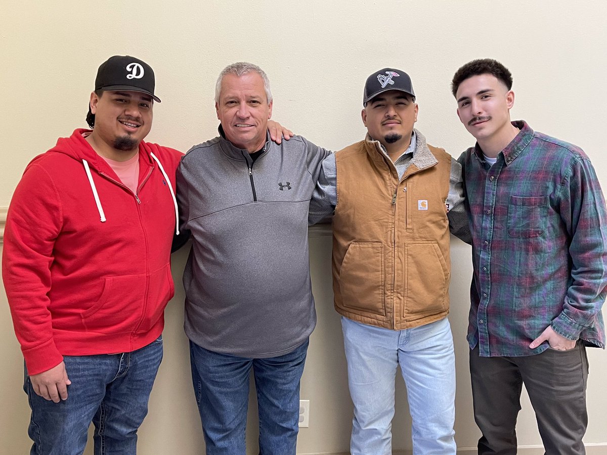 CoachTMartinez's tweet photo. Spent some time with some former Eagles today!! #classof17 https://t.co/6XvOrMrz8d