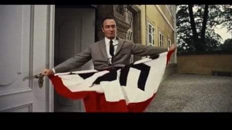RadioUnionTfe's tweet photo. Ver al capitán Von Trapp en Sonrisas y Lágrimas (1965) haciendo añicos una bandera nazi es una gozada. Nos sorprende cómo a la censura franquista se le pasó esa potente imagen, qué deja claro quién eran “los malos y quién eran los buenos”. #cristopherplummer https://t.co/5Al3y5j3TT
