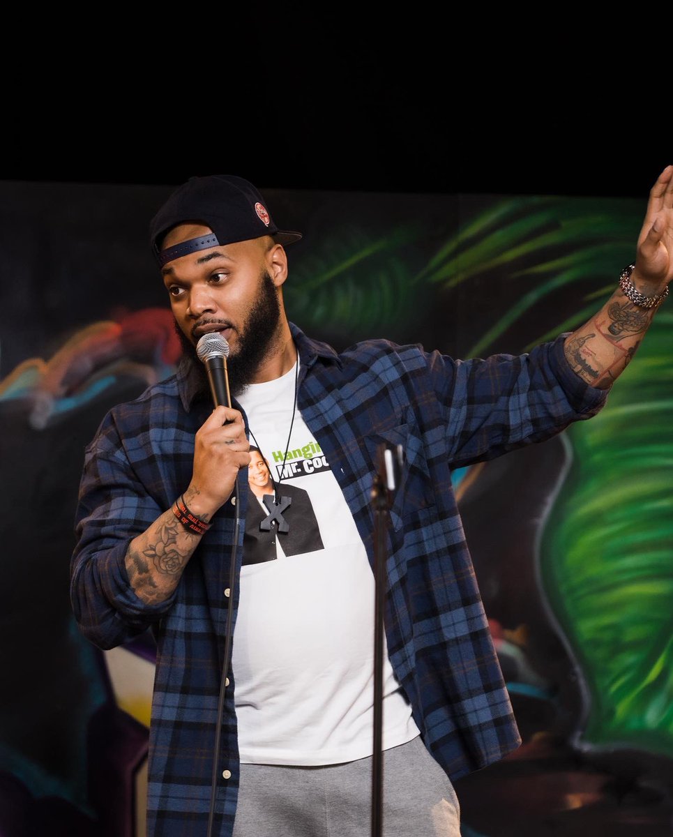 desi_4018's tweet photo. Make sure yโall check me out in the next #keepyourdistancecomedy Get them tickets & see all the dope comics that blazed the stage that night. Blessed to be a part of history. Much obliged @KevOnStage (tag the legend on the shirt if you see it lil Easter egg) https://t.co/Kglsa9B92v