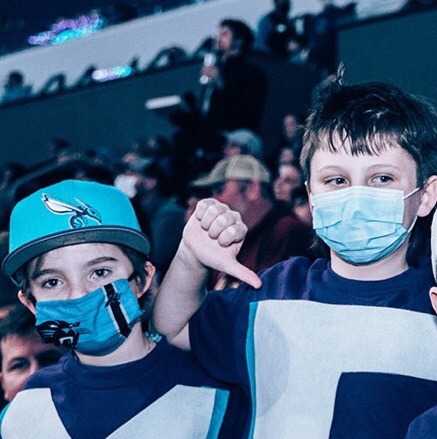 qc_cin's tweet photo. Why are #NC kids forced to wear masks while professiona/college basketball players are MASKLESS?
#BoycottCharlotte #BoycottNC until NC kids have the same freedoms as adults ✊
@ncdhhs @Raynard_W @CLTgov #NormalcyNow https://t.co/DMl9l4qQ4B