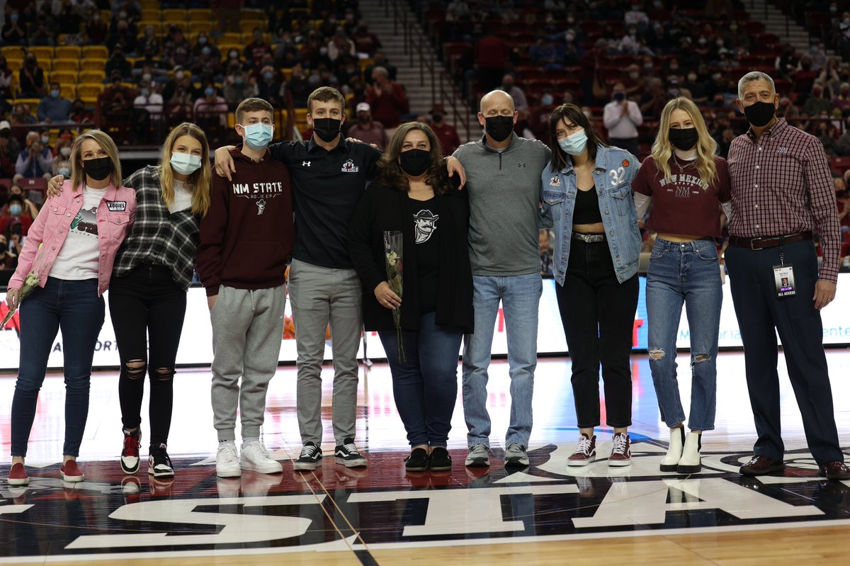 NMStateMBB's tweet photo. Aggie legends 🌟 

We finally got to honor our 2020-21 seniors! @ice_bryce great to see you back in town, @Tennesseeowens awesome to see you pursuing your coaching dream in Kuwait. 

Aggie way or no way 🤝  #AggieUp https://t.co/cbSwyEKcpD