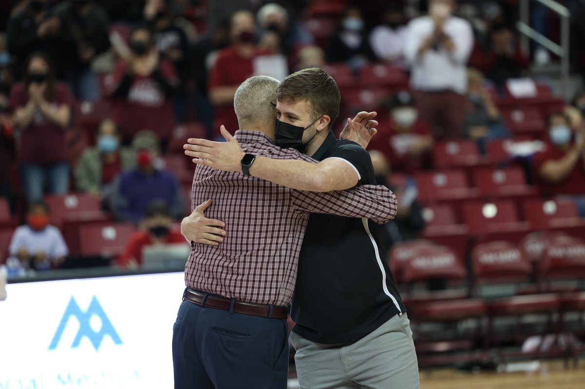 NMStateMBB's tweet photo. Aggie legends 🌟 

We finally got to honor our 2020-21 seniors! @ice_bryce great to see you back in town, @Tennesseeowens awesome to see you pursuing your coaching dream in Kuwait. 

Aggie way or no way 🤝  #AggieUp https://t.co/cbSwyEKcpD