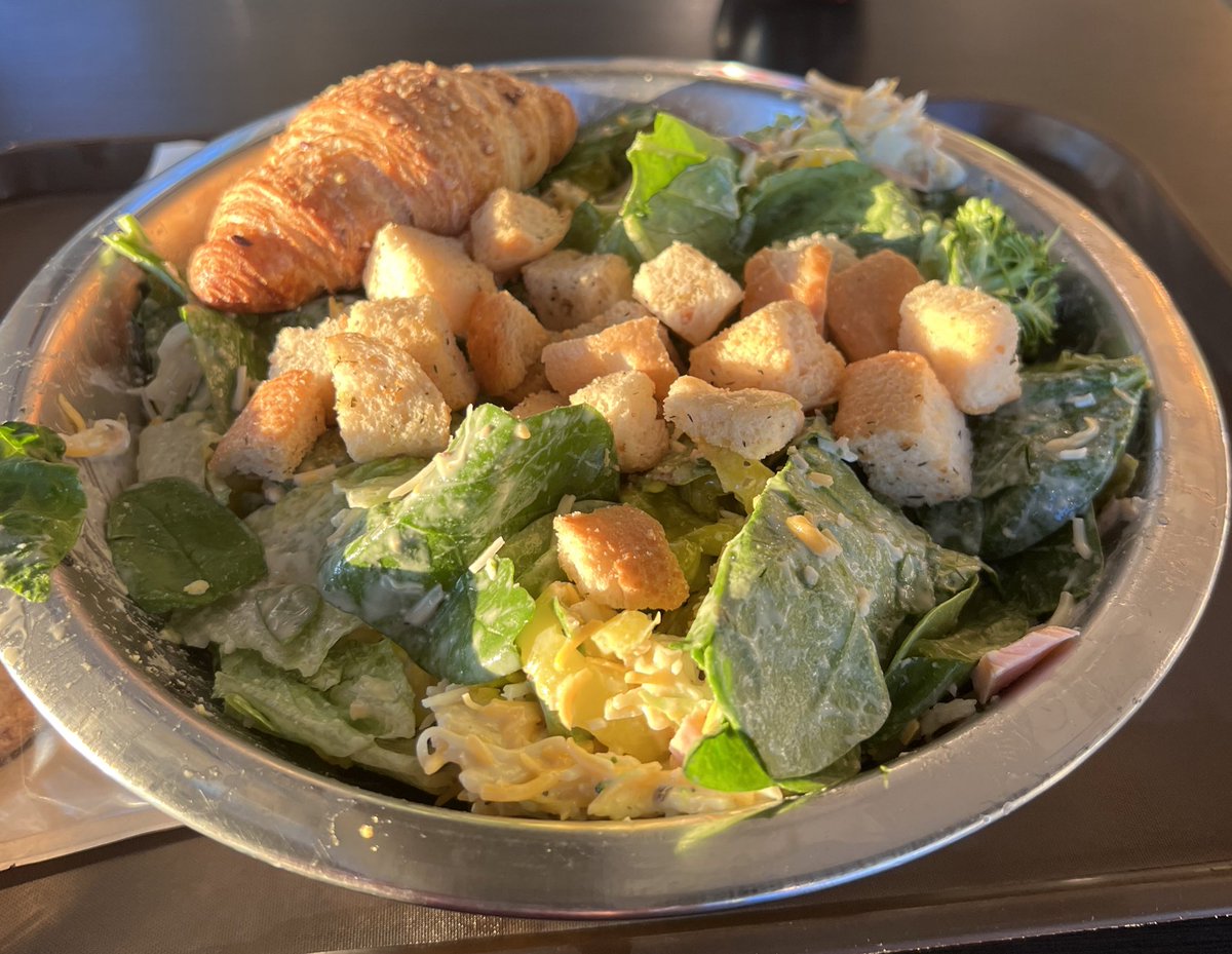BrewRunQuest's tweet photo. I usually donโt do salads for meals but Iโve been craving them all week. #perhapsasaladforthelady #perhapsnot https://t.co/cPhffTFeqT