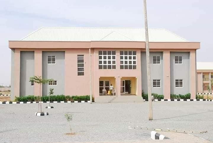 Senatortambuwal's tweet photo. Project matters:

This is a secondary school build and equipped by Tambuwal Administration in one of the Local government in sokoto state called GUDU Local government. https://t.co/SwWK51e6Wp