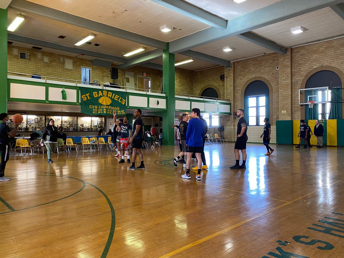 PPD17Dist's tweet photo. Today at #St.Gabe's #saveourboys played against #philliesfinest #17thDist @PPD01Dist @SenTonyWilliams @PPDRecruitTrng @PPDCommish. Game score 63-59 😩(we lost lol). We thank Lynn Wilkins for always presenting an opportunity to be engaged w/ our community. #youngchancesfoundation https://t.co/RyuHXxvMnL