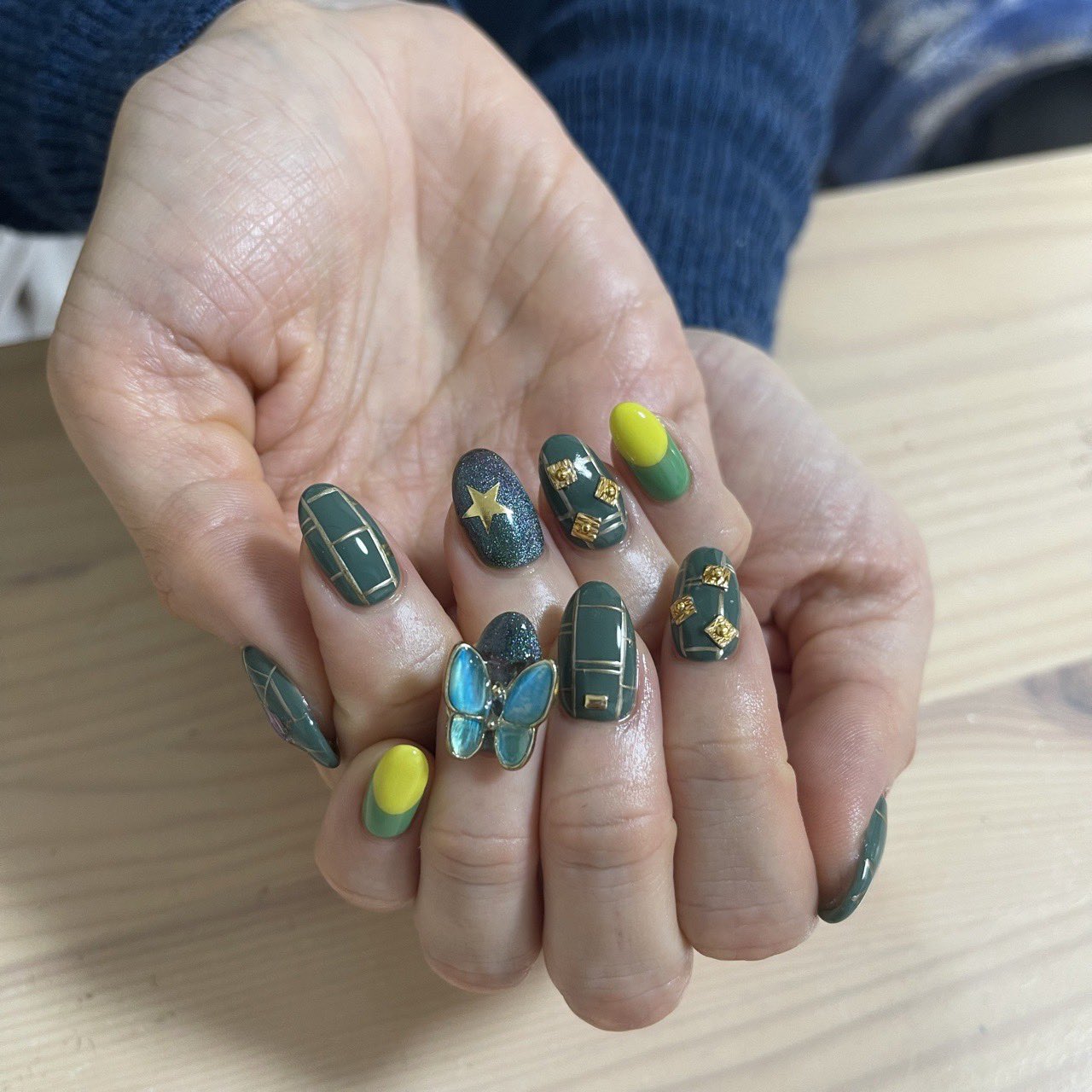 Twitter 上的 にしおか まりこ 今回も Posi L Nail さんでジョジョネイル して頂きました 空条徐倫です 毎回デザインがセンスありすぎて 蝶々モチーフはもちろん徐倫のズボンのポチポチ までパーツで再現して下さりました 圧倒的愛を感じる Jojo Anime