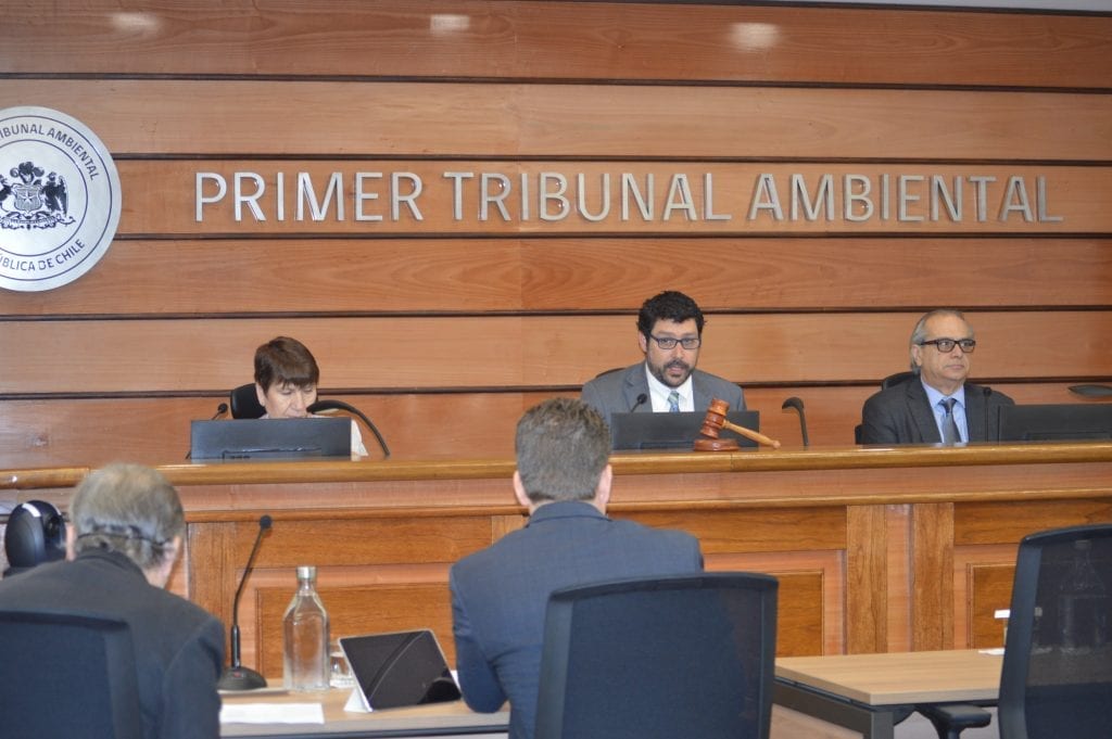 El Proyecto se localiza en el sector poniente del Salar de Atacama a una distancia de aproximadamente 63 kilómetros de Peine, en  la comuna de San Pedro de Atacama en la Región de Antofagasta.

Link 👉 diarioelpatagon.cl/primer-tribuna…