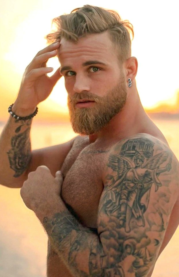 E con questo gran figo, buon finesettimana, porcelloni!