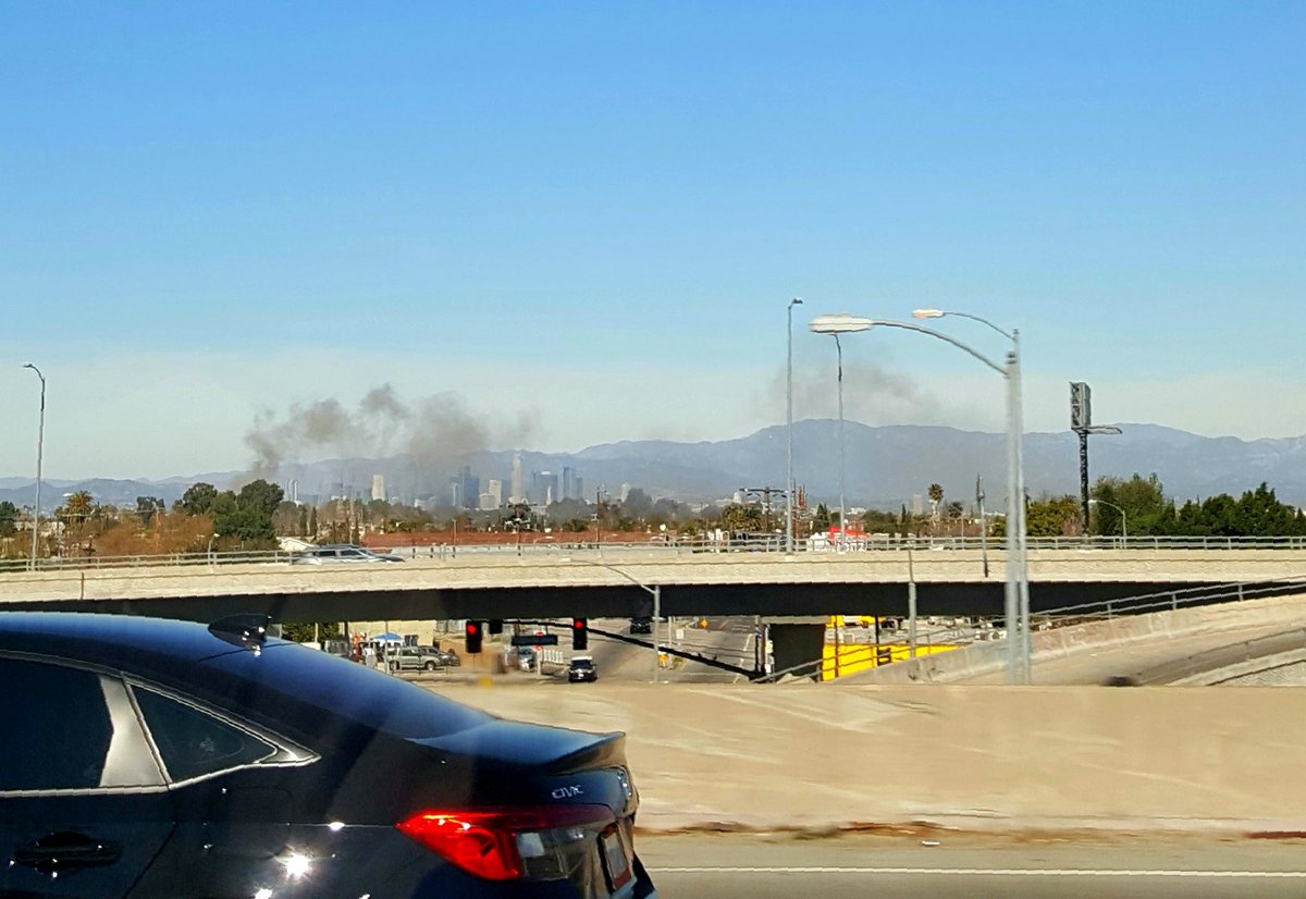 griz1's tweet photo. Something big burning north of the #105freeway &amp; south of @DTLA! @CaltransHQ @LAFD @LACoFDPIO @LACoFireAirOps @LACity #DrivingInLA https://t.co/oZJIlNBTKV