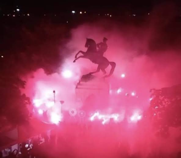 “Dağ eteklerinde yaşayan insanlar gibi, yaşadığımız dağdan uzaklaştıkça onun yüceliğini daha iyi görüyor ve hissediyoruz”.

Sana ve eserlerine her zaman sevgimiz ve bağlılığımız katlanarak artıyor. Var olasın.