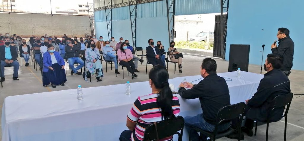 EstebanBernalB's tweet photo. El diálogo permanente es pilar fundamental en la construcción e impulso de la política social. Hoy en #Cuenca sostuve un conversatorio con representantes de juntas parroquiales y sectores comunitarios del Azuay, escuchamos sus necesidades y soluciones conjuntas.
#JuntosLoLogramos https://t.co/v5Zcz0ayzD