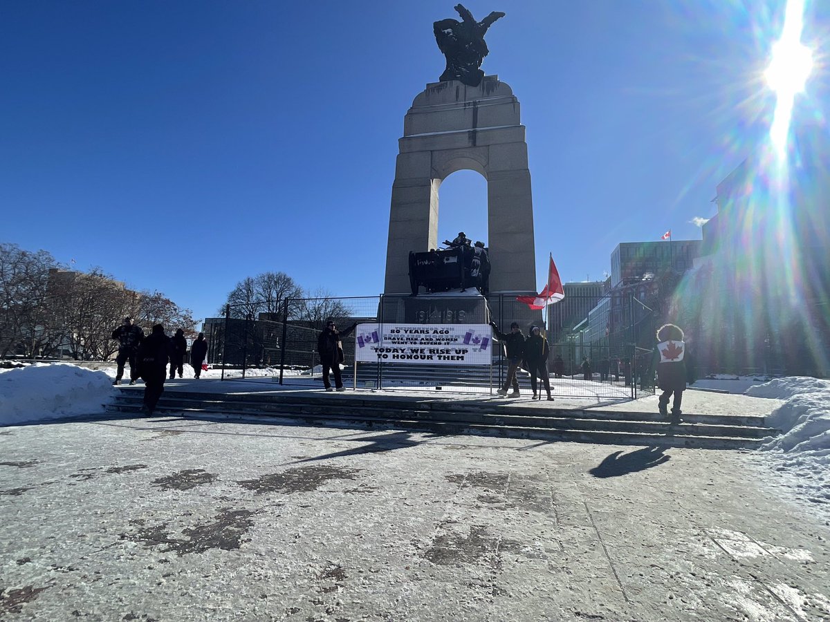 CarymaRules's tweet photo. There are barriers protecting the war monument from errant pissers.

Interesting how tangible steps are taken to shield symbols of war, but not a damn thing has been done for residents subjected to hostility &amp; honking— at least as far as I can tell.

#cdnpoli #antivaxxers #Ottawa https://t.co/tBy6Nf8Ixd