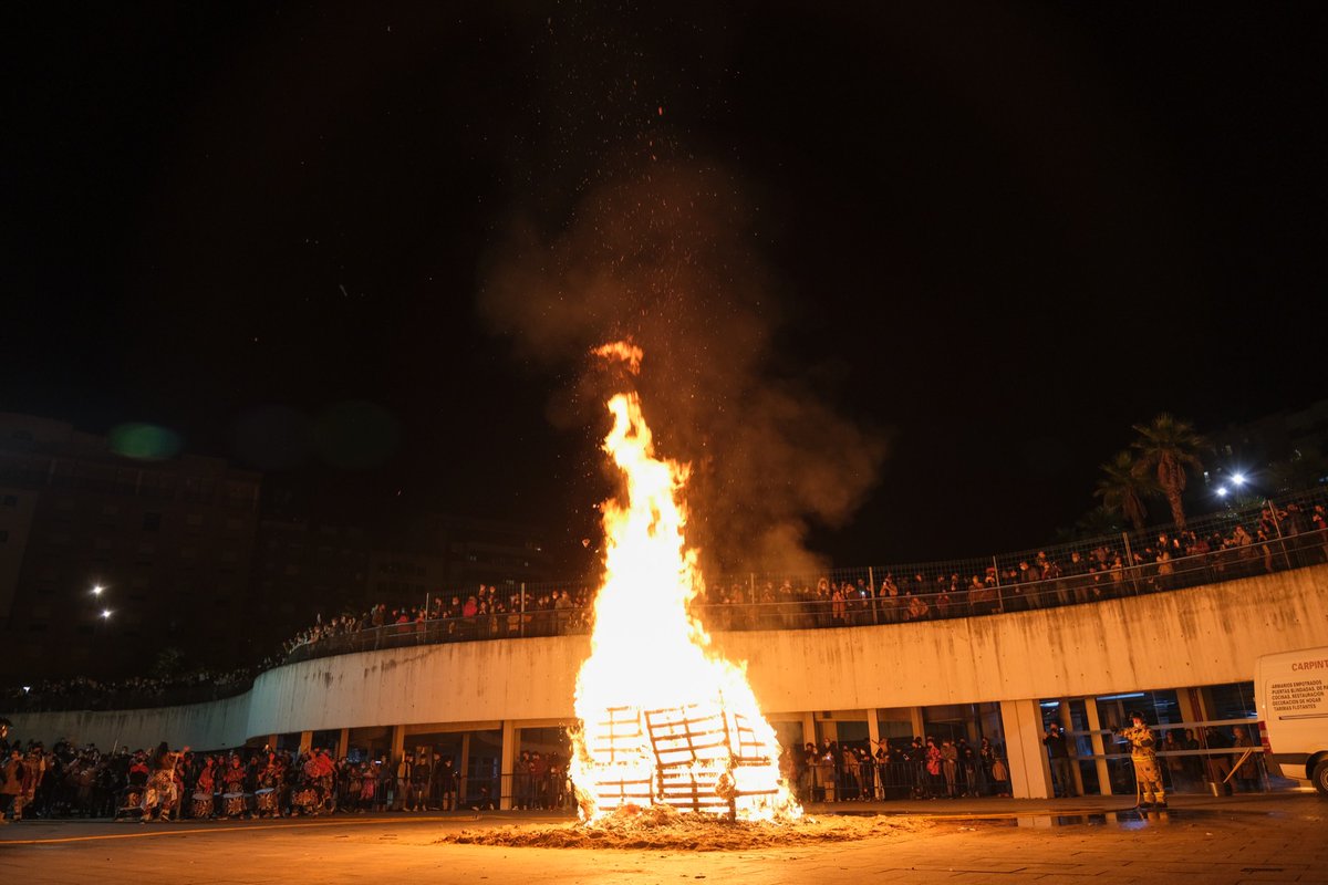 aytodebadajoz's tweet photo. 🔥✨Ya hemos quemado al #Marimanta de las Candelas de Santa Marina, y con él hemos quemado también al coronavirus.
🎭🥁Muy buen ambiente en una tradición que recuperamos 2 años después. ¡Qué ganas de #carnaval!
#SomosInternacionales https://t.co/950Of4QTwQ