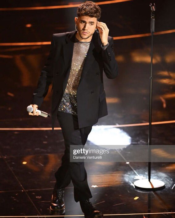 EliiiLuc's tweet photo. Possiamo parlare della bellezza dell’outfit di Aka stasera?🖤 #Sanremo2022 https://t.co/oIe2xK9cwj