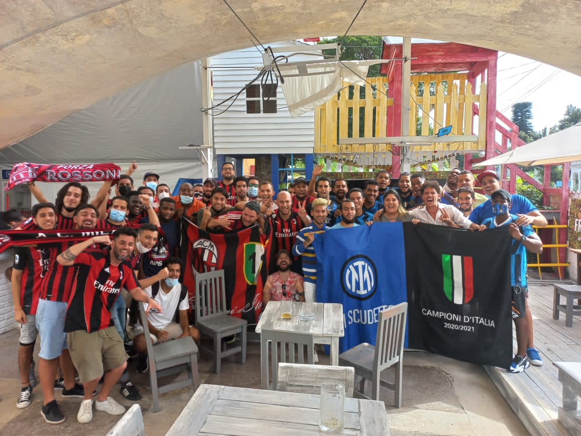 InterClubCubaO1's tweet photo. Mal resultado, excelente atmósfera. Felicidades a los milanistas, gran juego. 

📸 @ACHabanaMilano 🤝 Inter Club Cuba

#ForzaInter ⚫🔵 https://t.co/UXkbRSvSKh