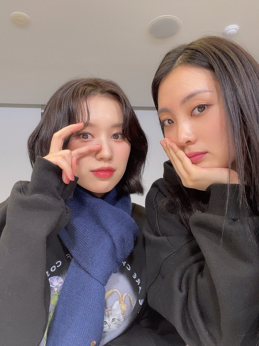 lucyarchived's tweet photo. pretty girl next to pretty girl #노효정 #엘리 https://t.co/IMwKjOoKcn