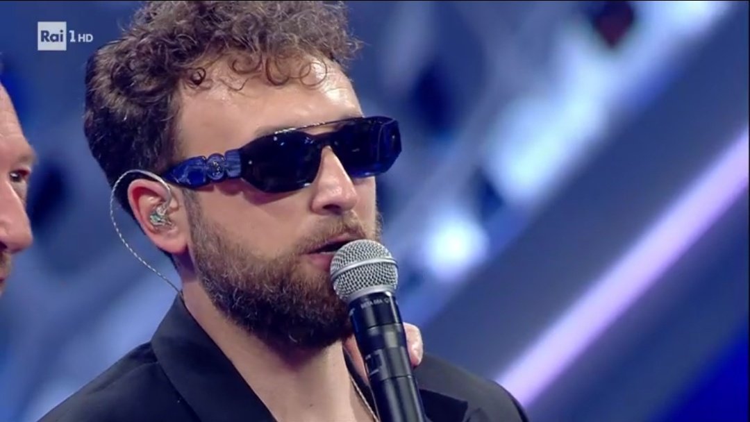 sleeplessgirl__'s tweet photo. A DARGEN NON GLIENE FREGA UN CAZZO DI VINCERE IL FESTIVAL È ANDATO LÌ PER TIRARE L'ARCO CON TUTTE LE FRECCE AL PARLAMENTO E AL GOVERNO E PRENDERE PUNTI AL FANTASANREMO 
#Sanremo2022 https://t.co/VQ8TqD3BuX