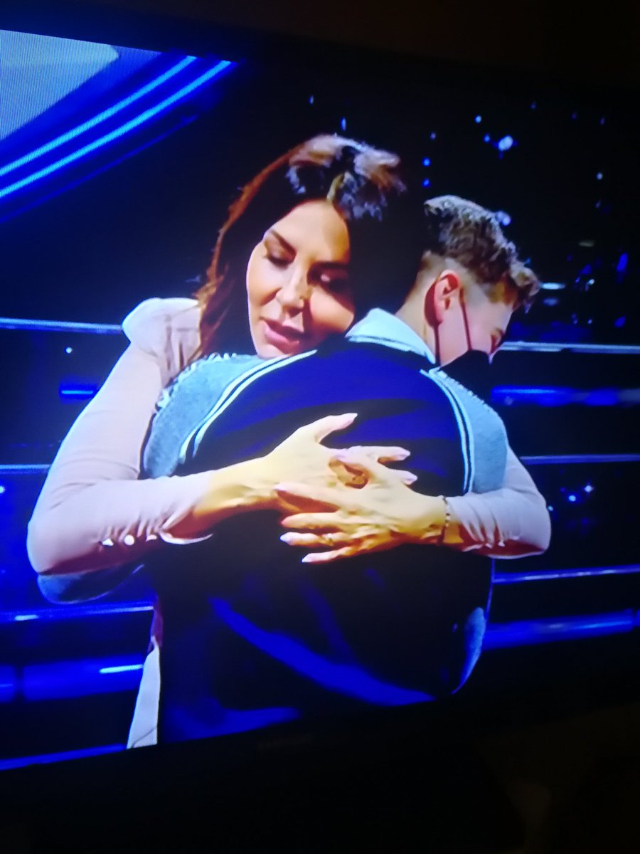 EmanuelaCalanna's tweet photo. "Svegliati Amore mio"... Ah no, scusate.
#sanremo22 https://t.co/NRb0pWaA0N