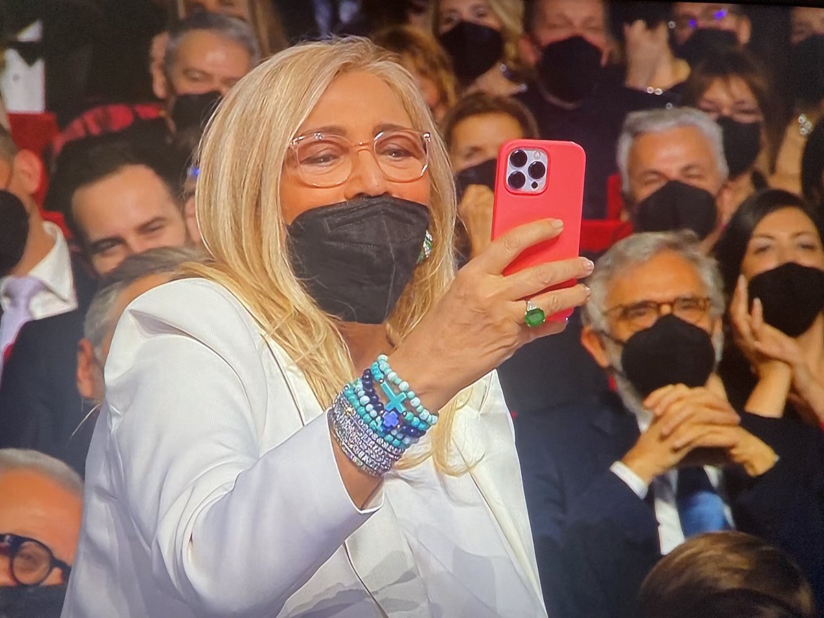 volatrash's tweet photo. Fotografi dell’Ariston spostatevi tutti, c’è zia Mara #Sanremo2022 #sanremo22 https://t.co/5LHv6ioZK8