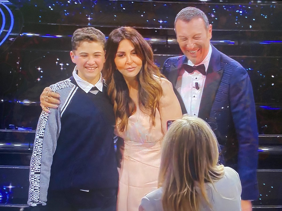 volatrash's tweet photo. Fotografi dell’Ariston spostatevi tutti, c’è zia Mara #Sanremo2022 #sanremo22 https://t.co/5LHv6ioZK8