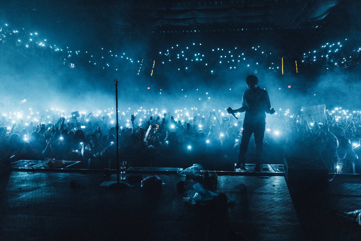 brightannegold's tweet photo. Flowers and Lights for Louis.
Please do this every night if you're going and plan on being near the stage! He loves it so much!
Don't forget the lights for Beautiful War!
#FlowersForLouis #LightsForLouis https://t.co/JJcfQlvreH