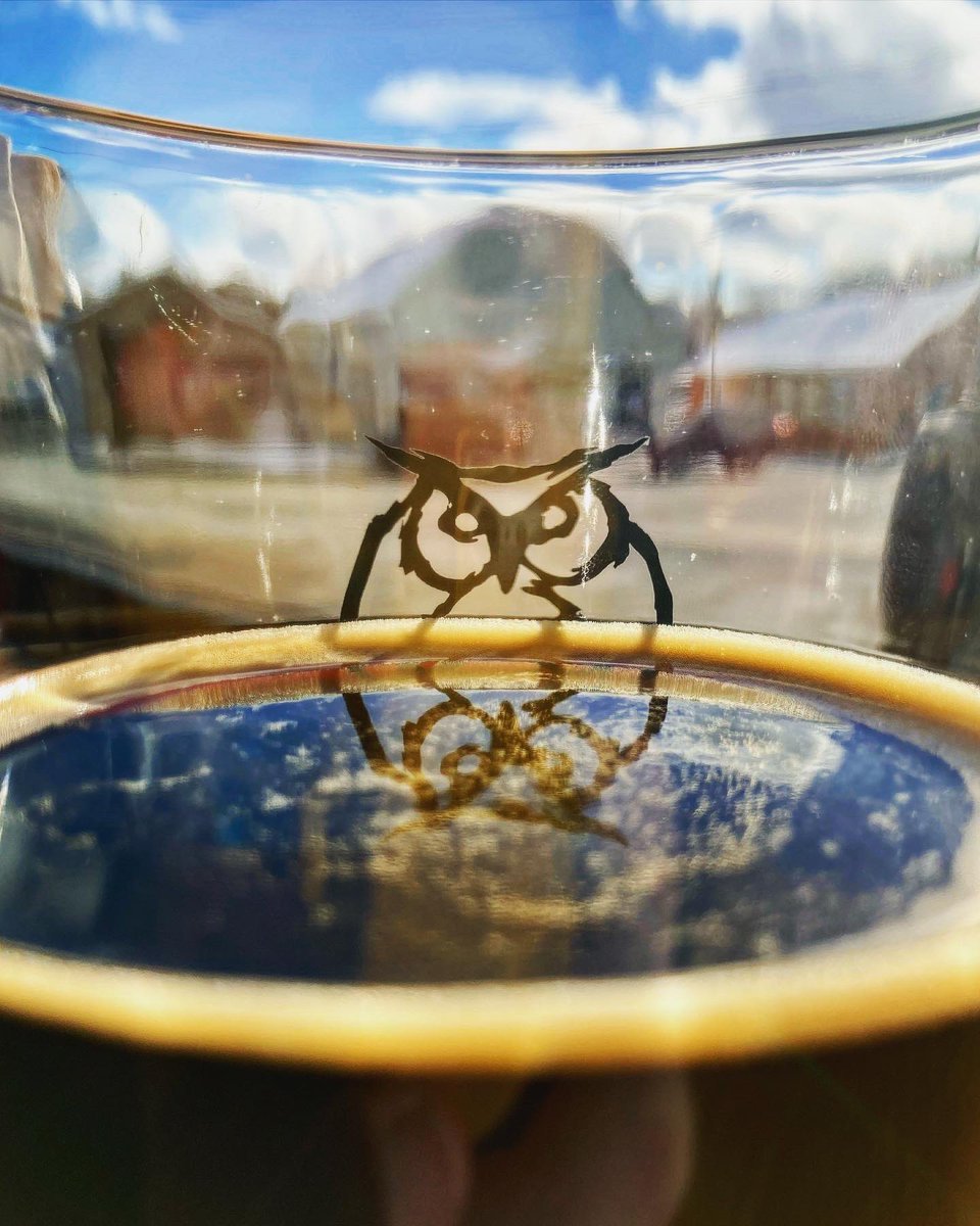 FromThisPintOn's tweet photo. Bar to table… Vermont Beer Makers Innovation 3 Chocolate Sea Salt #Porter and a little peep from the @NightShiftBeer pint glass owl, checking out that sunny view with us. #nocoorslight #daydrinking #sunshineandhoppiness #fromthispinton
(new IG, give me a follow!) https://t.co/Z1yfAgKAcS