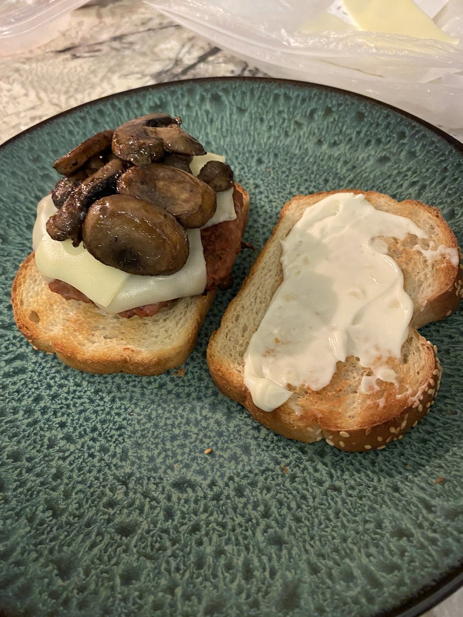 A vegetarian friendly meal today! Beyond cheeseburger with garlic mushrooms and garlic mayonnaise. So damn tasty!😋😋