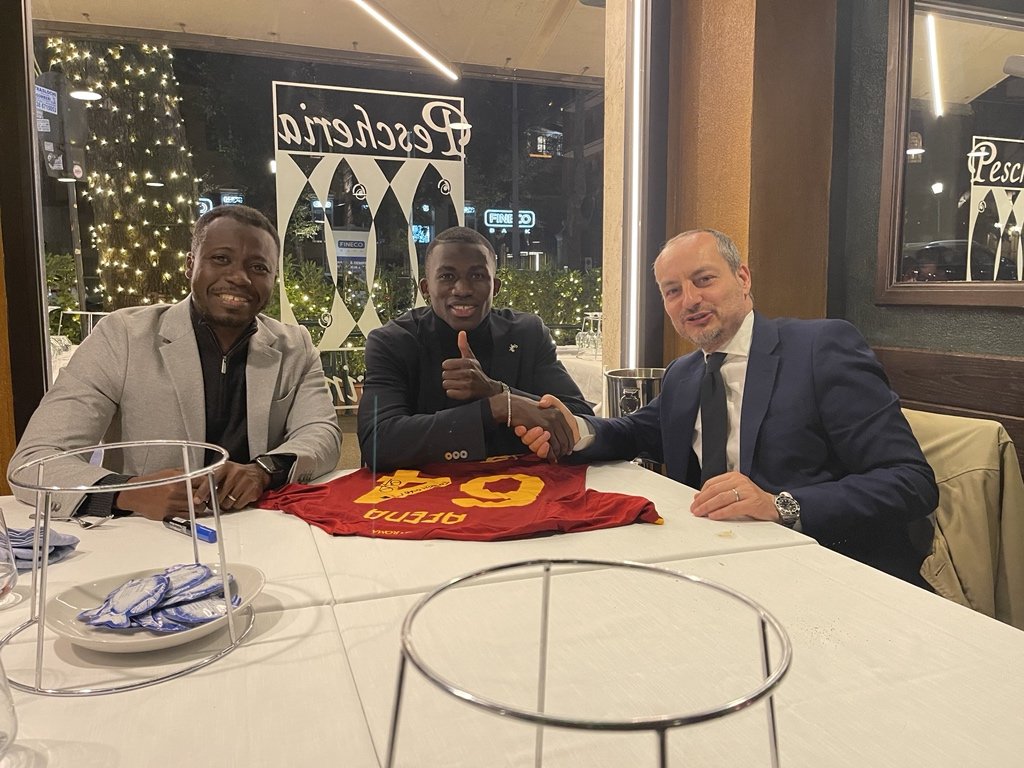 ohenegyanfelix9's tweet photo. It was a great honour to present a jersey to former Italian Ambassador to Ghana @gionfavilli.

Thank you for the kind words sir. https://t.co/hQXkuT3ytD