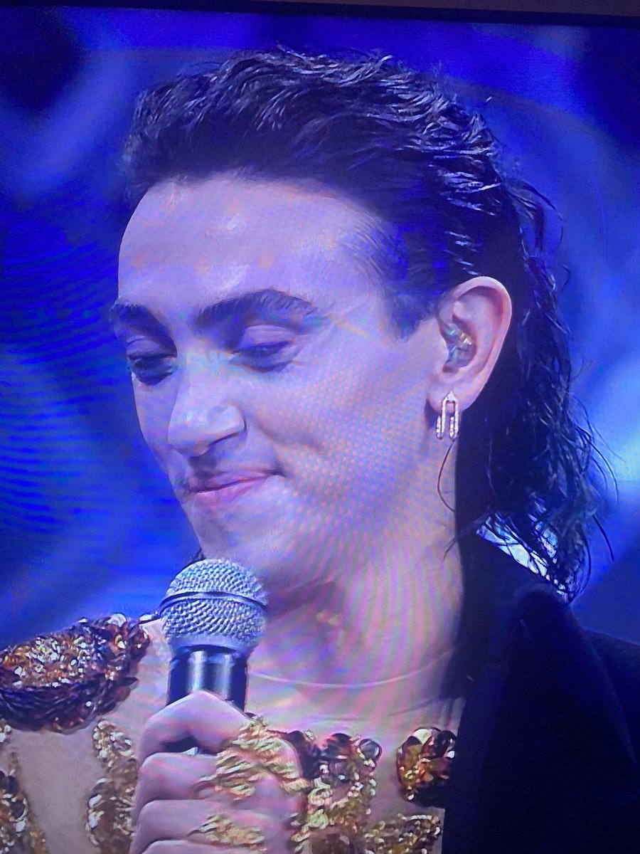 volatrash's tweet photo. Trova le differenze #Sanremo2022 
Michele Bravi vs Edward mani di forbici https://t.co/1UTa9B2AvX