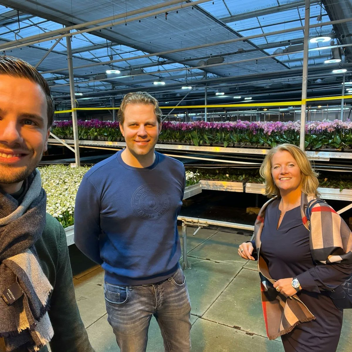 Gisteren zijn onze wethouder <a href="/ArendsKathy/">Kathy Arends</a> en lijsttrekker <a href="/MattMachielse/">Matthijs Machielse</a> op bezoek geweest in de glastuinbouw bij Cympha Orchideeen B.V. Met eigenaar Ivo hebben ze gesproken over zijn focus op duurzaamheid, innovatie én goed werkgeverschap. Een ondernemer om trots op te zijn.