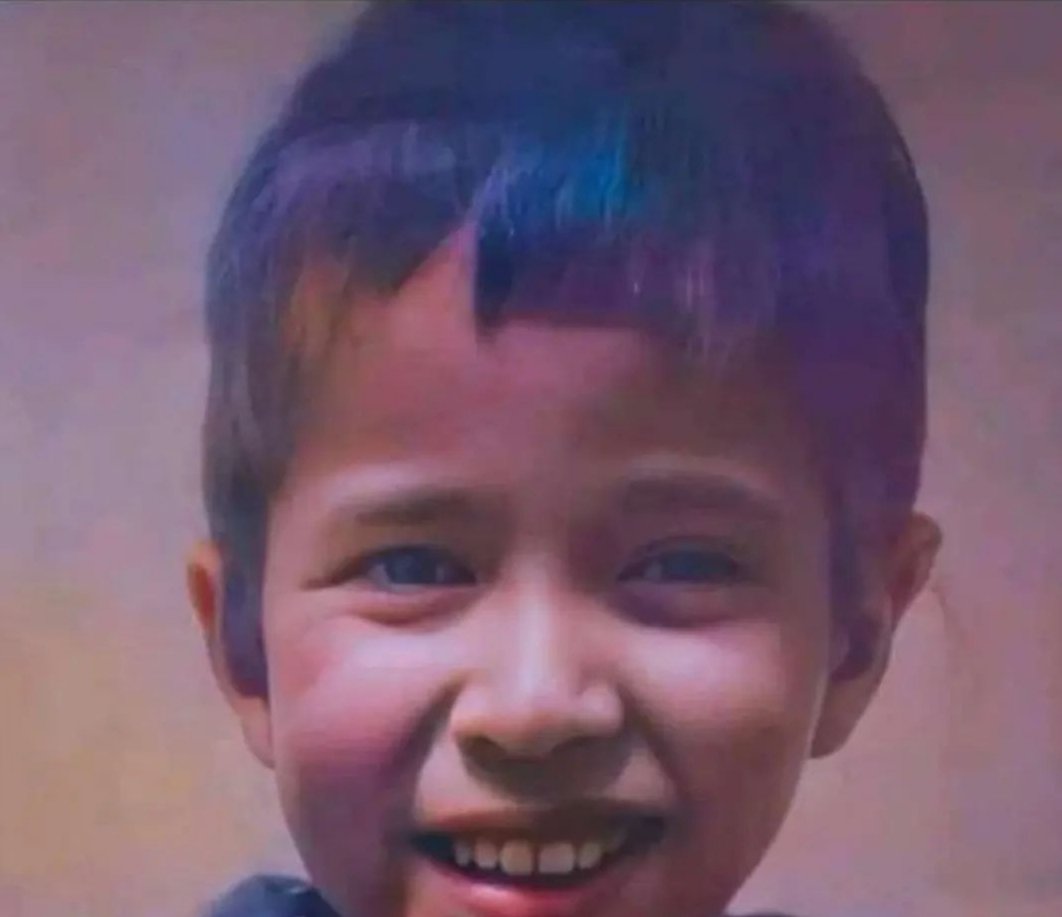 #SaveRayan  #أنقدوا_ريان  With such 5 years he gave us lessons in life, God sent him to unite humanity.  No matter your race, no matter your religion, the important thing is the union of humanity, no borders or politics separate us, on earth the spirit of coexistence rules.💔 RIP