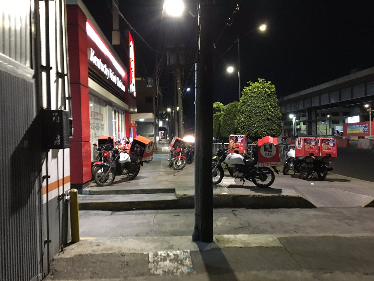 De día y de noche está la banqueta con esas o más motos de <a href="/KFC_MEXICO/">KFC_MEXICO</a> en Ermita Iztapalapa colonia reforma política en <a href="/Alc_Iztapalapa/">Alcaldía Iztapalapa</a> según ellos tienen permiso de <a href="/ClaraBrugadaM/">Clara Brugada Molina</a> , a veces no se puede ni pasar. <a href="/SSC_CDMX/">SSC CDMX</a> <a href="/OVIALCDMX/">OVIAL_SSCCDMX</a>