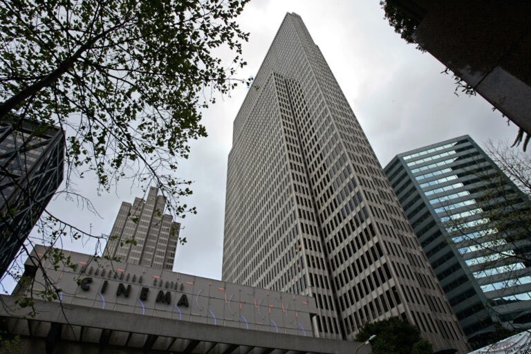 filmanthropica's tweet image. The #LandmarkTheatres #Embarcadero theater was my jam back in the day. It’s a big shame it’s closed. Seeing #EmbarcaderoCenter on the big screen will be somewhat bittersweet.