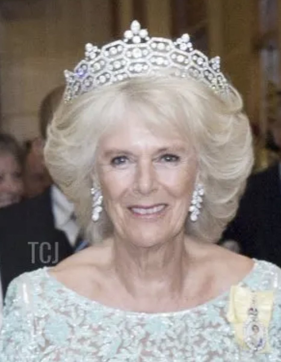 ROYAL BREAKING NEWS
The Queen, thanking the nation for its loyalty and affection, says it is her ‘sincere wish’ that the Duchess of Cornwall becomes #QueenConsort when Prince Charles becomes king.
She signs her masterfully-penned #AccessionDay message ‘Your servant Elizabeth’