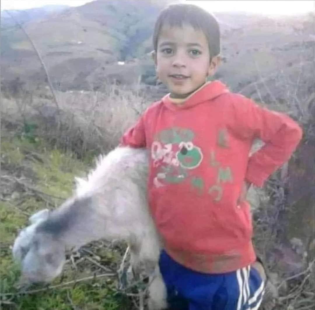 ALINE23460696's tweet photo. عن أبي هريرة رضي الله عنه قال قال الرسول صلى الله عليه وسلم (أولاد المسلمين في جبل في الجنة يكفلهما ابراهيم وسارة عليهما السلام فإذا كان يوم القيامة دفعو الى آباءهم) رحمك الله يا حبيبي ريان طير من طيور الجنة #الطفل_ريان  الله يصبرنا ويصبر اهلك 😭💔 https://t.co/AFLy8Yr09x