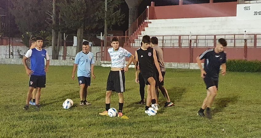 CACalchin's tweet photo. NUEVO CUERPO TÉCNICO 📊💪

Volvimos a entrenar en nuestra cancha con un cuerpo técnico renovado 💪

¿Querés saber más? En nuestras cuentas de Facebook e Instagram tenés más info 😎

Y de paso te anotás al sorteo de la camiseta… https://t.co/kwPIGmqZJV